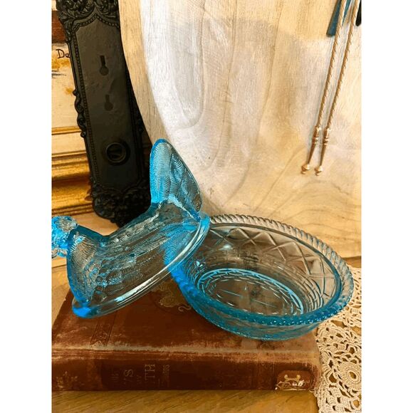 Mosser Glass Blue Hen on Nest – LG Wright Mold – Split Tail – Woven Nest Covered - Picture 5 of 5
